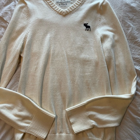 Young men’s size Large Abercrombie & Fitch cream sweater - Picture 2 of 4